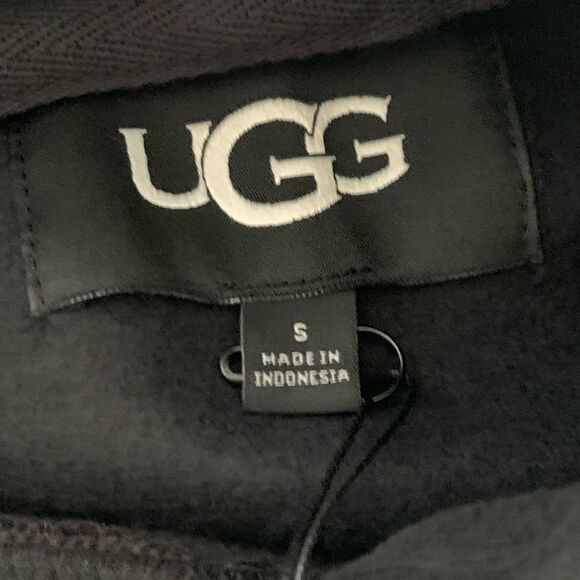 NWT UGG REY FUZZY LOGO HOODIE
small - Picture 5 of 7